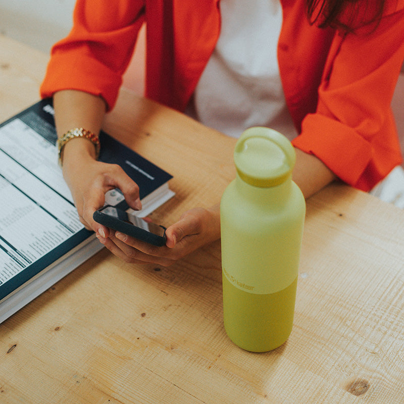 20oz-rise-classic-with-arch-loop-cap-g7 20oz_rise_classic_insulated_bottle_acacia_worker_phone_square.jpg