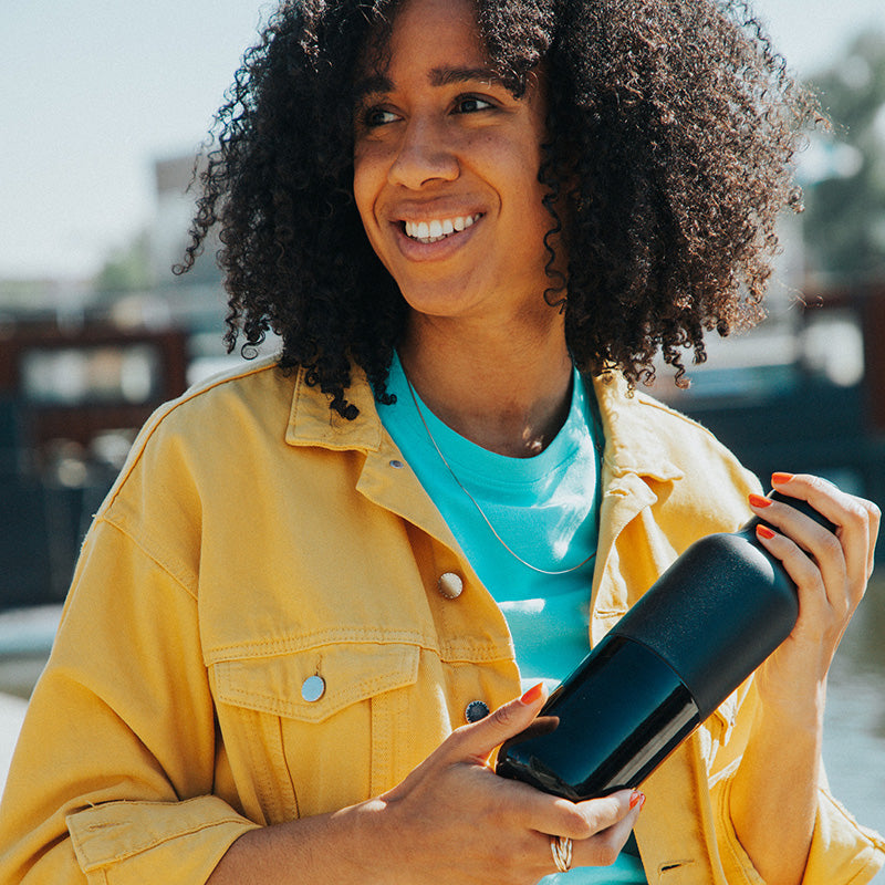 daily-on-the-go-set-h6 20oz_rise_classic_insulated_bottle_black_woman_smile_square.jpg