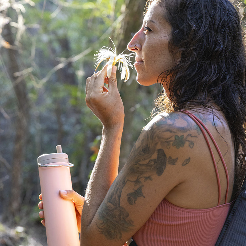 20oz-tkwide-with-twist-cap-r7 tkwide_20oz_insulated_bottle_twist_woman_flower_costarica_square.jpg